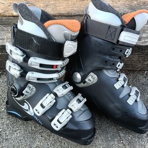 Nice Salomon 9.0 Evolution Ski Boots - Size women's 6 - Barely used!